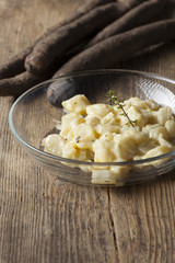 Schwarzwurzelgemüse auf Holz