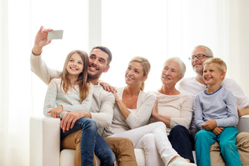 Obraz premium happy family with smartphone at home
