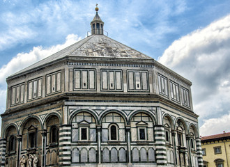 Fototapeta na wymiar Wonderful architecture and sky colors in Piazza del Duomo - Fire
