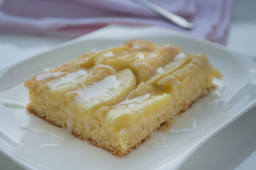 Sponge cake with pears