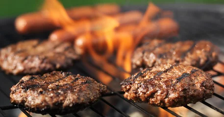 Crédence de cuisine en verre imprimé Grill / Barbecue Panorama de la cuisson des hamburgers et des hot-dogs