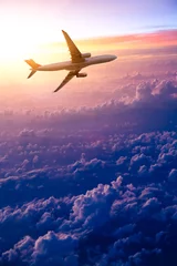 Fotobehang Nachtblauw Vliegtuig in de lucht bij zonsopgang