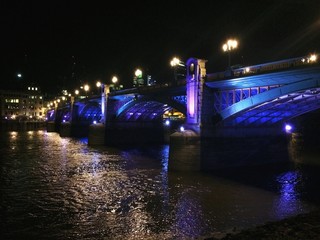Fototapeta na wymiar Ponte illuminato di sera a Londra