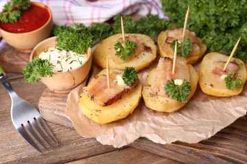 Baked potato with bacon