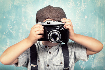 kleiner Junge mit Kamera - retro Stil - obrazy, fototapety, plakaty