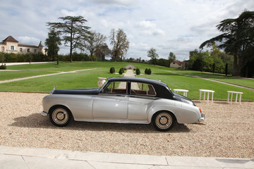 voiture de luxe limousine de collection dans le parc du château 