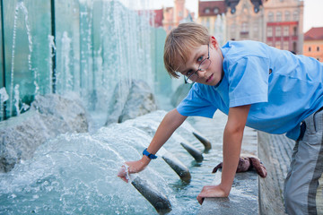 Mały chłopiec w okularach i z plecakiem na wycieczce © Mirek