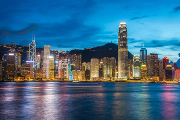 Obraz premium Widok na Hongkong w godzinach zachodu słońca