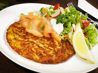 Kartoffelrösti mit Räucherlachs