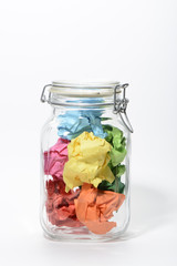 Hojas de papel de colores arrugadas en un bote cerrado