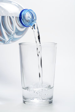 Vertiendo agua en un vaso