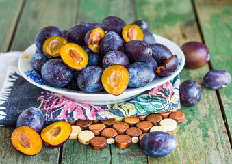 juicy blue plum slices in a circular plate, horizontally
