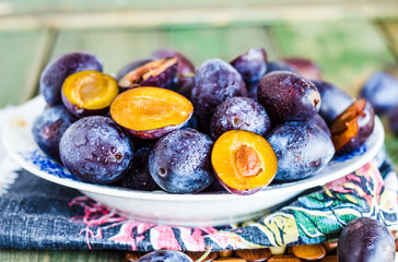 blue plums on a round plate,vegan