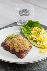 Rindersteak mit Senf Kräuter Kruste und Römersalatherzen mit M