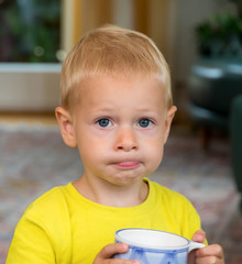 Kind mit Tasse