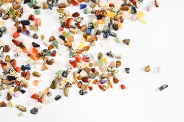 Edelsteine poliert auf hellem Hintergrund