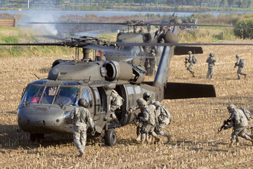 Soldiers boarding helicopter - obrazy, fototapety, plakaty