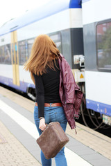 junge Frau läuft zu Ihrem Zug