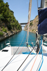 Mit dem Katamaran durch den Kanal von Korinth segeln