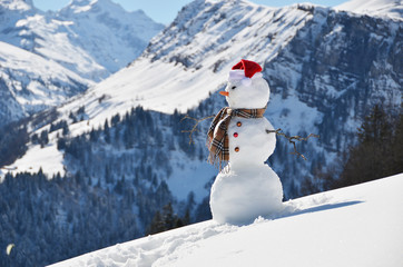 Obraz premium Snowman against Alpine panorama