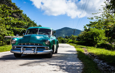 Cuba Oldtimer fährt auf der Strasse - 70356314