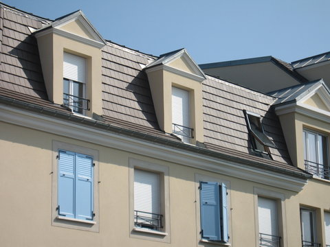 Fa&ccedil;ade d'immeuble aux volets bleus