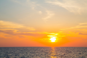 Sonnenuntergang mit Meer und Horizont als Hintergrund
