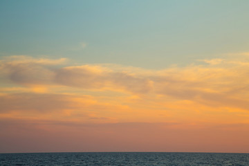 Sonnenuntergang mit Meer und Horizont als Hintergrund