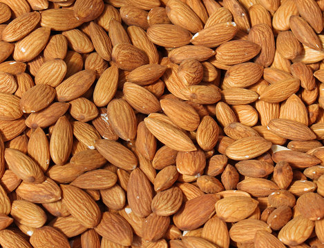 Raw almonds