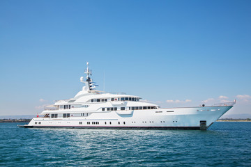Fototapeta na wymiar Luxus Yacht am Meer bei blauem Himmel