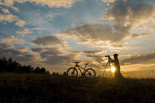 bisikletli fotoğrafçı doğada