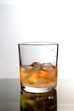Bicchiere di whiskey con ghiaccio, sfondo bianco e nero