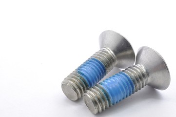 Senkschrauben mit Schraubensicherung