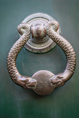 Maniglia di porta a forma di serpenti, bussare