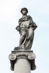 Fototapeta na wymiar Statua dell'abbondanza e colonna, Piazza Carioli, Pisa