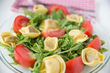 Gebackener Hühnerschenkel mit Salat