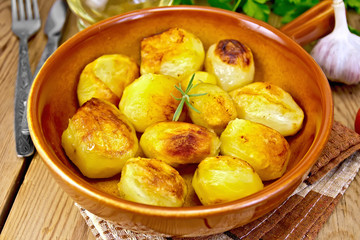 Potatoes fried in ceramic pan