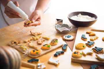 Decorating Halloween cookies - obrazy, fototapety, plakaty