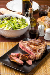 Costata fiorentina di manzo cotta alla piastra servita
