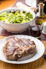 Costata fiorentina di manzo cotta alla piastra servita