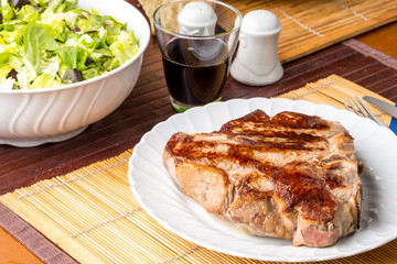 Costata fiorentina di manzo cotta alla piastra servita