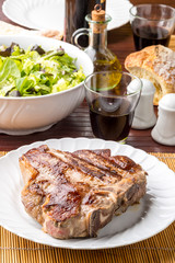 Costata fiorentina di manzo cotta alla piastra servita