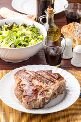 Costata fiorentina di manzo cotta alla piastra servita