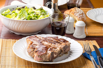 Costata fiorentina di manzo cotta alla piastra servita