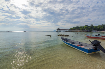 Fototapeta na wymiar Boat with clear water and blue skies
