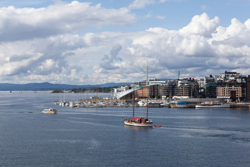 Вид на Осло  и Осло-фьорд со стены кре́пости Акерсху́с. Норвегия