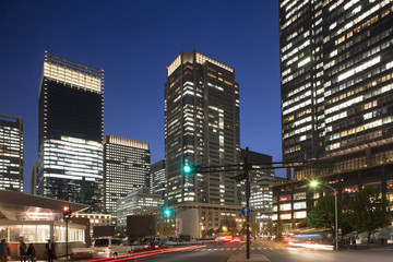 Fototapeta na wymiar 東京駅丸の内口前の夜景