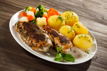 Grilled chicken fillets and vegetables