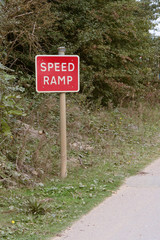 Speed ramp sign and signpost