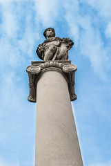 Statua dell'abbondanza e colonna, Piazza Carioli, Pisa